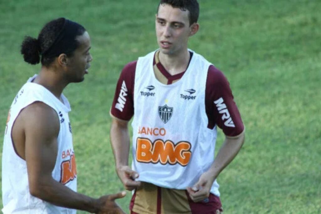Fillipe Soutto (à direita) ao lado de Ronaldinho Gaúcho na Cidade do Galo
(foto: Rodrigo Clemente/EM/D.A Press)