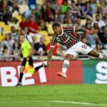 John Kennedy finaliza; Fluminense x Internacional; Brasileirão 2025 — Foto: André Durão