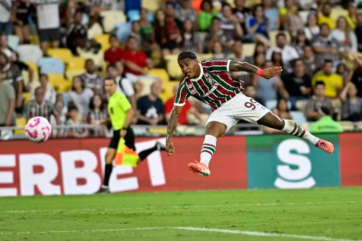 John Kennedy finaliza; Fluminense x Internacional; Brasileirão 2025 — Foto: André Durão