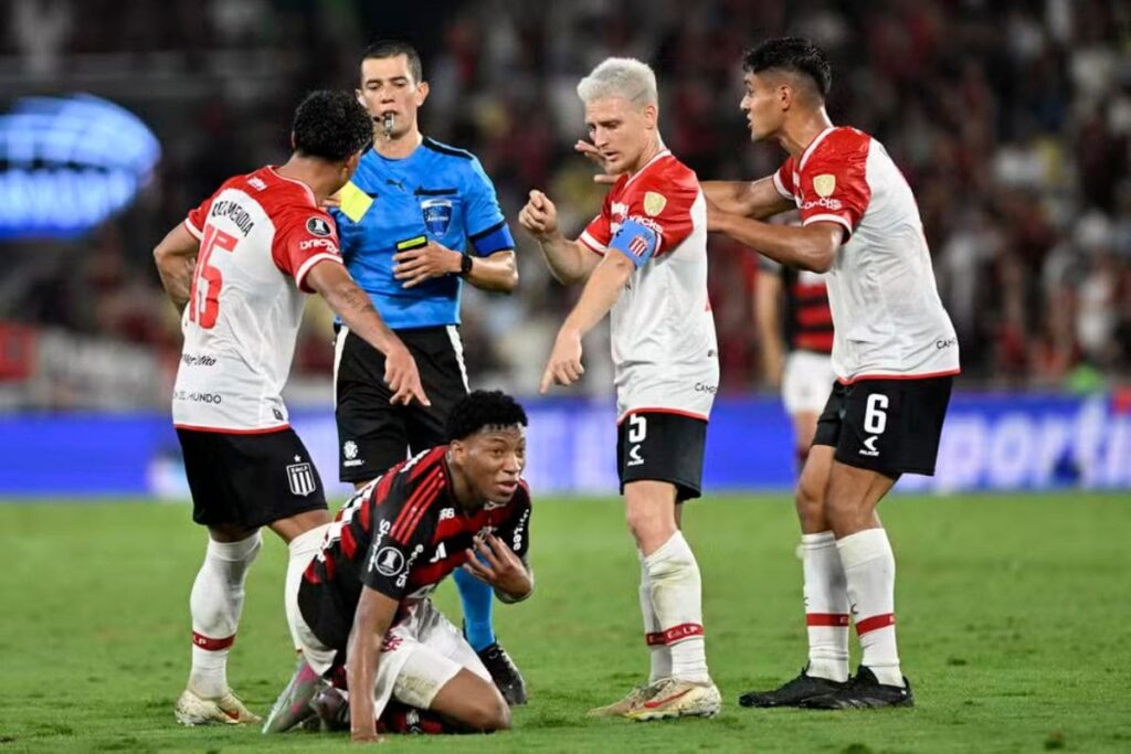Lance do Plata em Flamengo x Estudiantes — Foto: André Durão/ge

