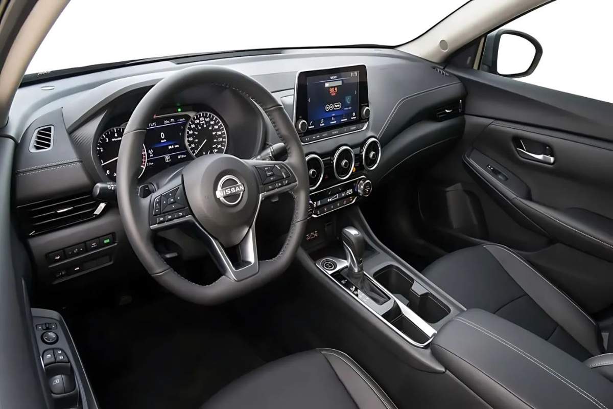 2 carros usados da Nissan com motor 1.6 e bom câmbio a partir de R$ 30 mil