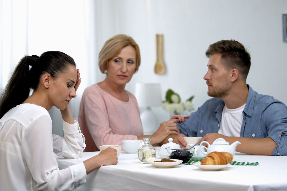 Quer paz? Aprenda as melhores simpatias para afastar a sogra