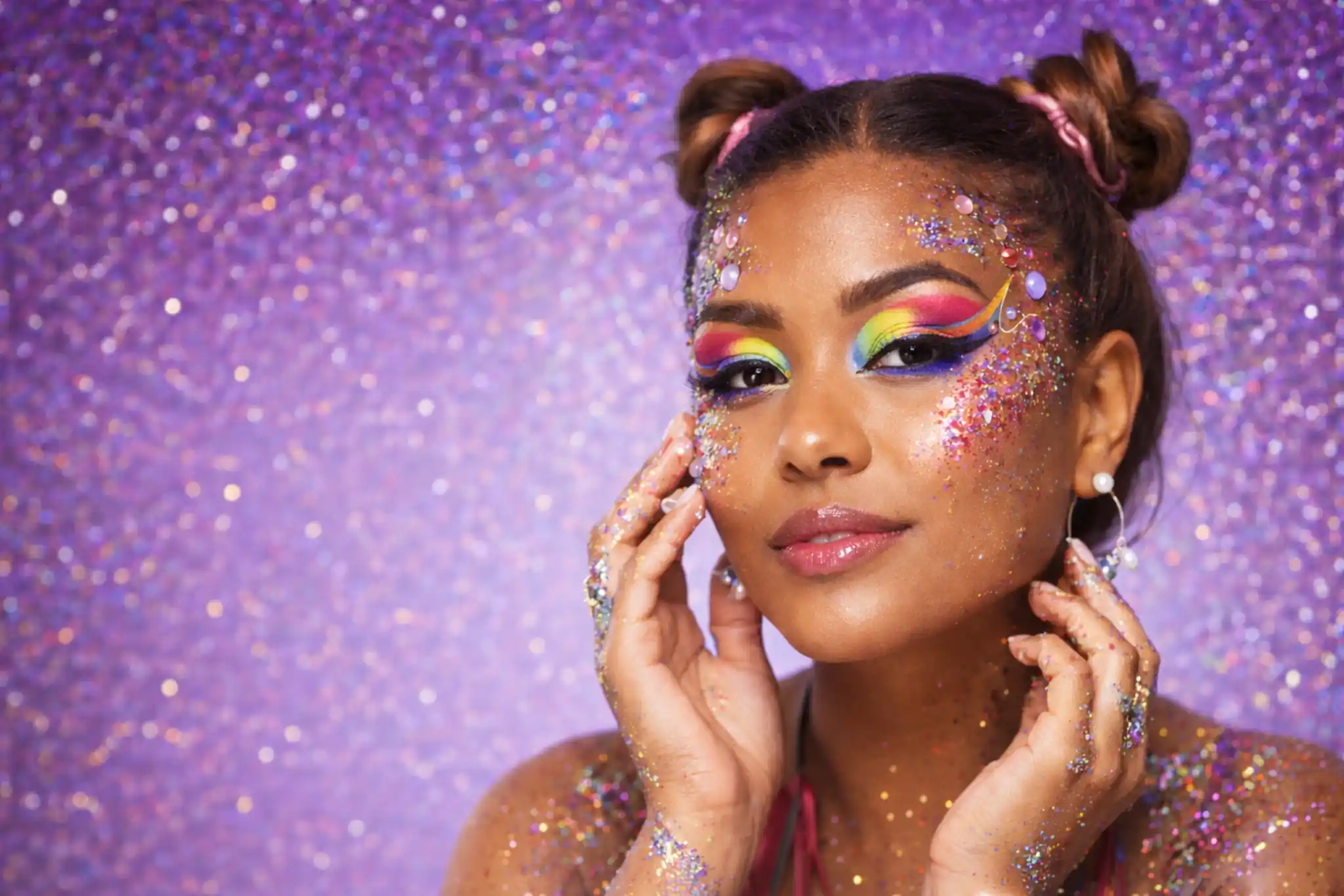 Atenção ao glitter no Carnaval: veja os riscos à pele