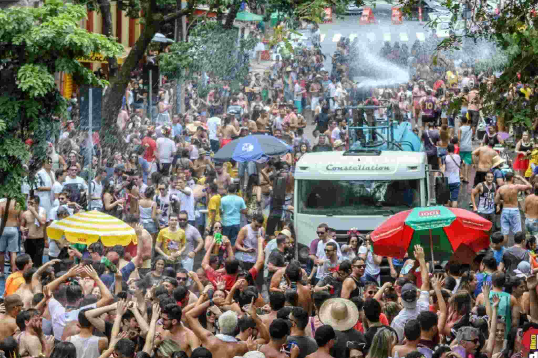 Carnaval de BH: Filhos da PUC leva voz da periferia às ruas