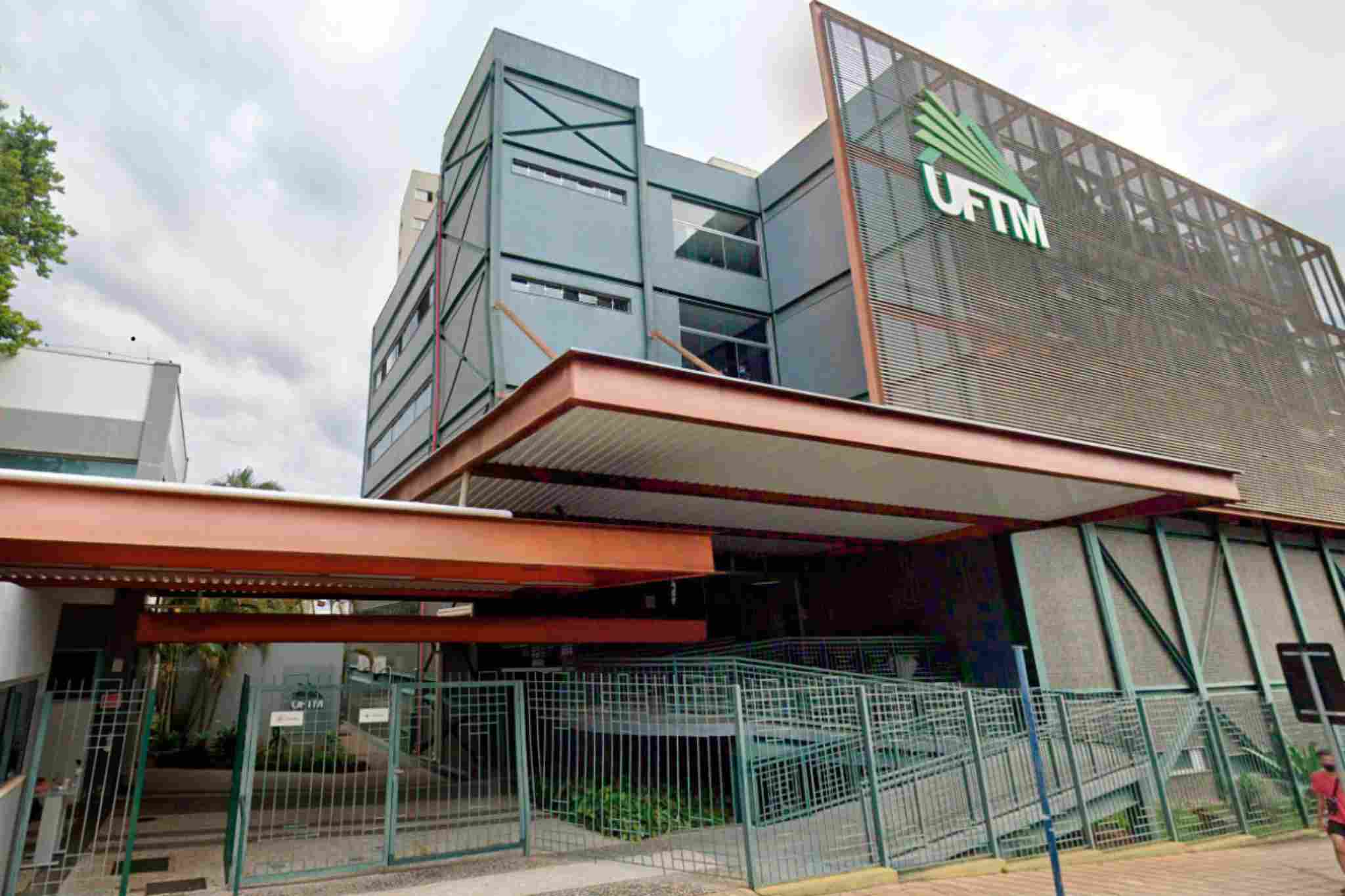 Concurso UFTM paga até R$ 13 mil para professor