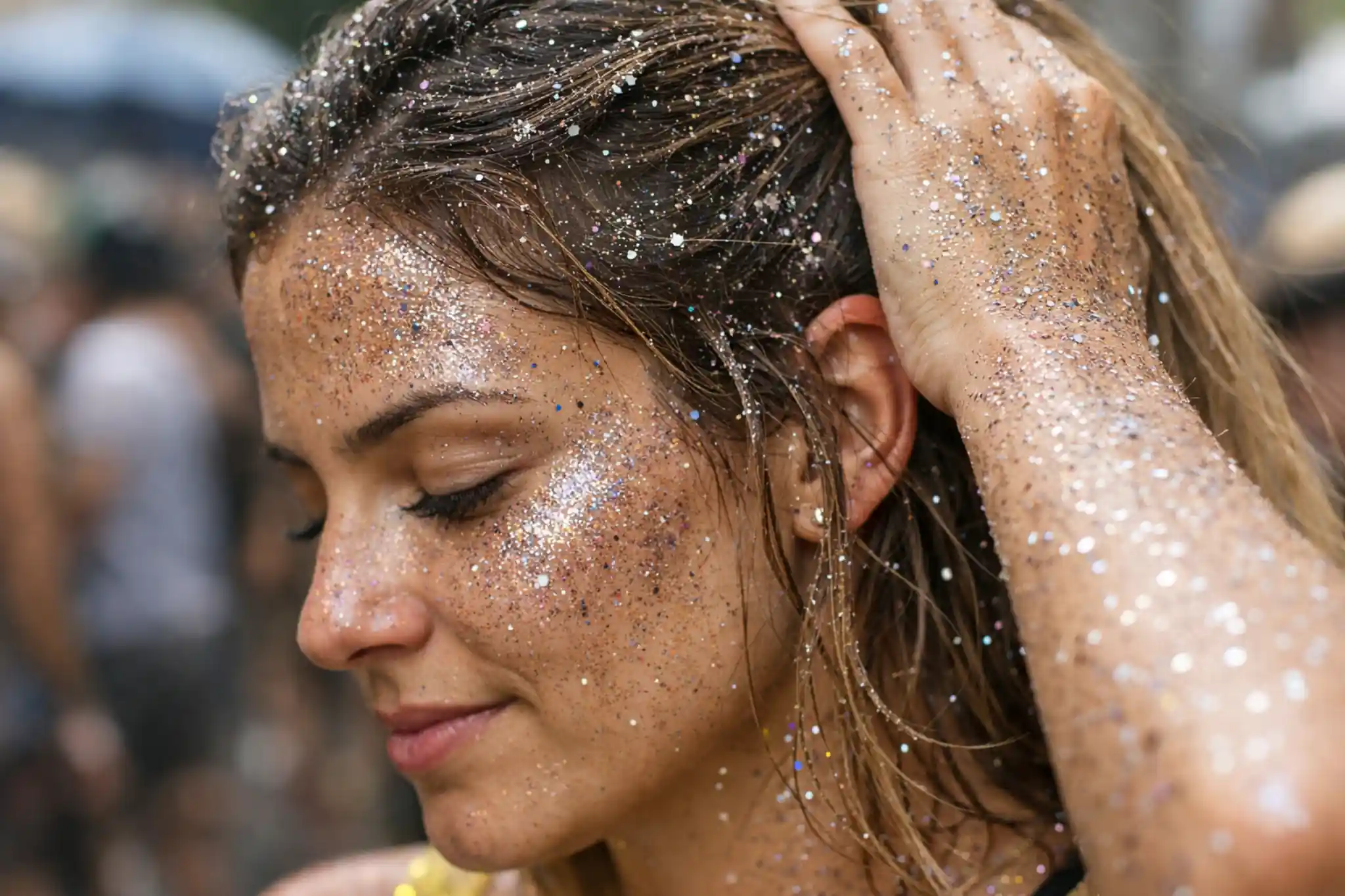O jeito mais fácil de tirar glitter do corpo e do cabelo