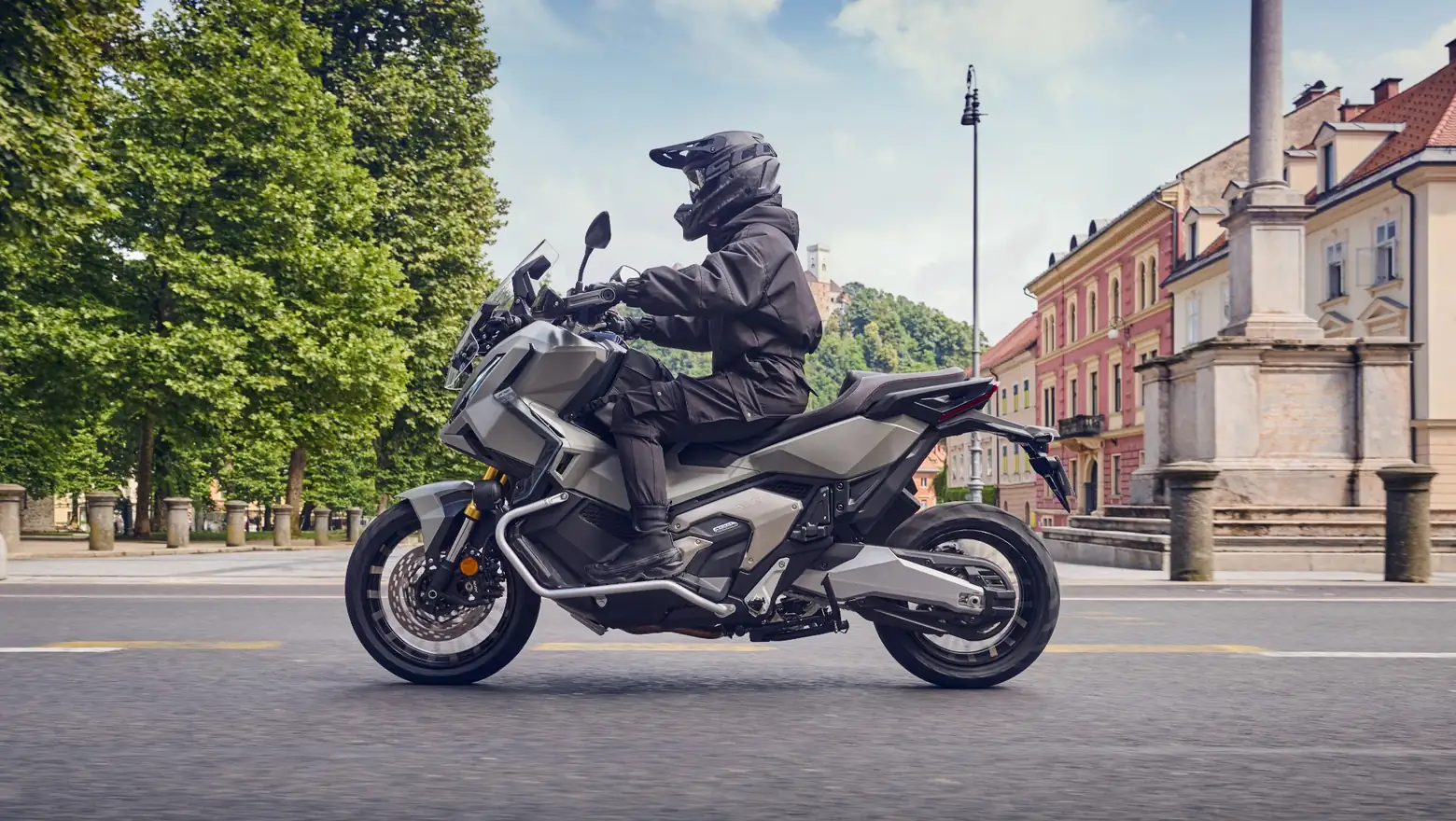 Honda X-ADV 2026 traz compartimento de 22 litros e porta USB-C