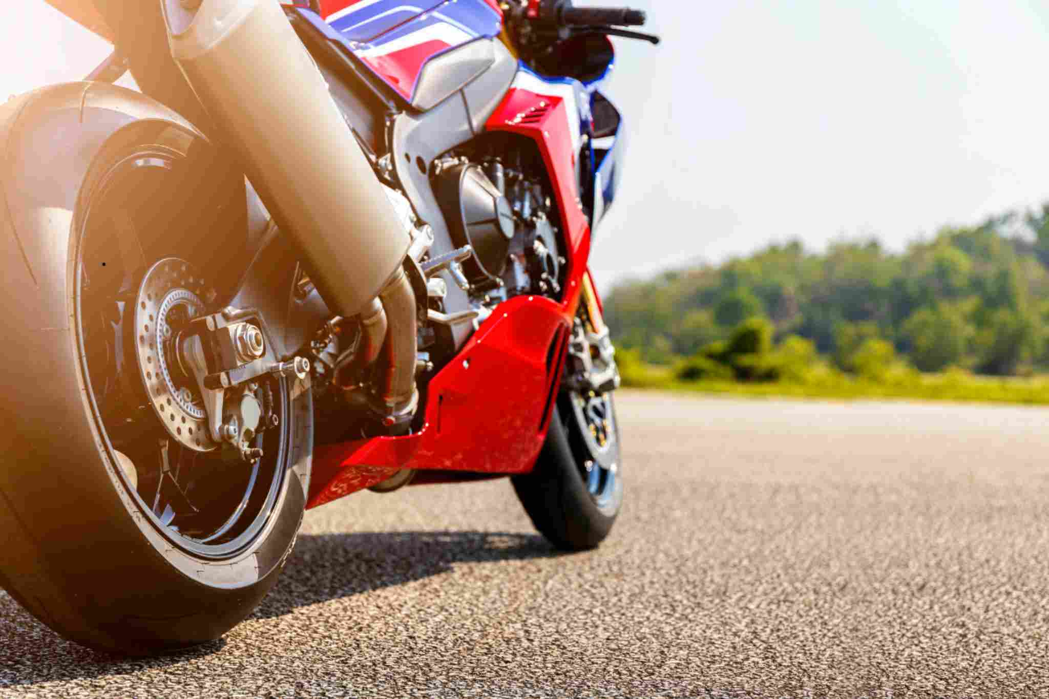 Andar sem a tampa lateral da moto é sempre infração? Veja o que diz a lei