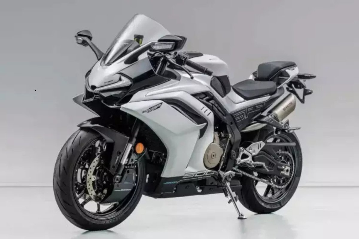 Nova esportiva da CFMOTO com motor quatro em linha chama atenção