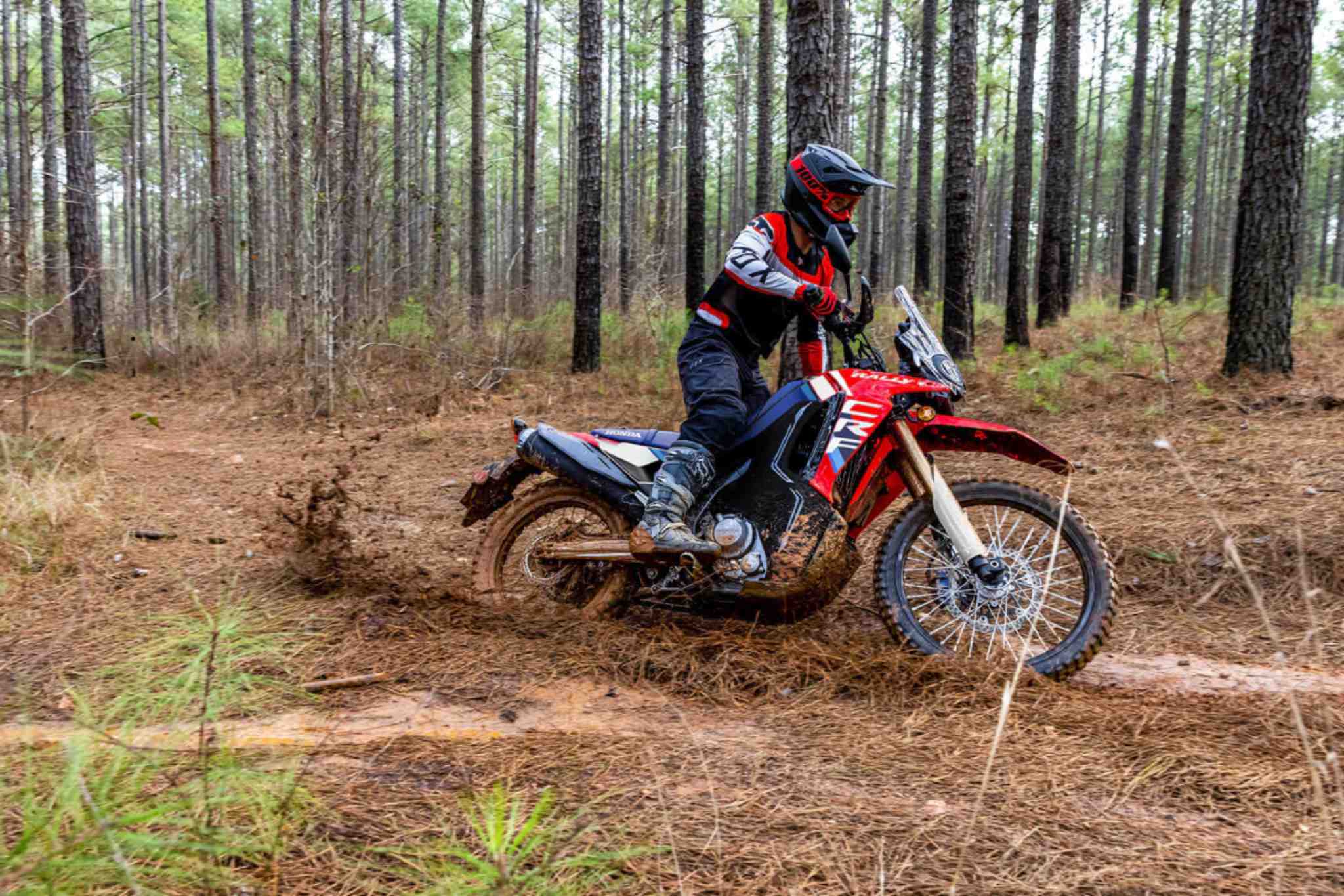 Honda cria moto leve e versátil que chama atenção pela autonomia