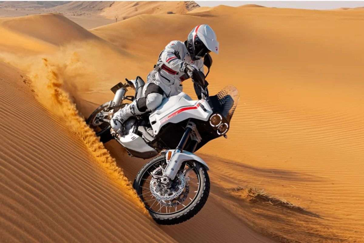 Ducati DesertX 2026: motor V2 890 cc estreia com nova entrega de torque