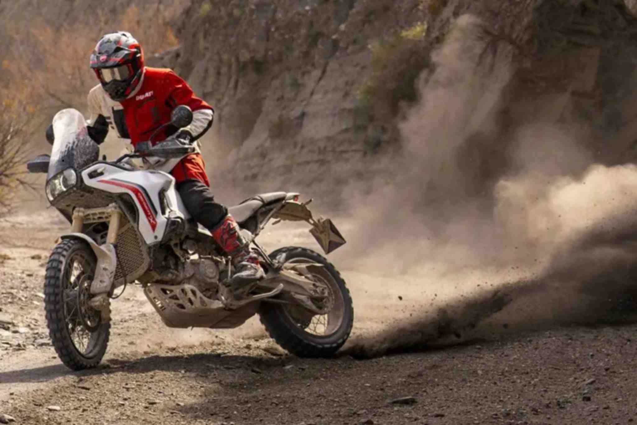 Ducati lança Nova DesertX 2026 com 6 modos de pilotagem e plataforma de 6 eixos