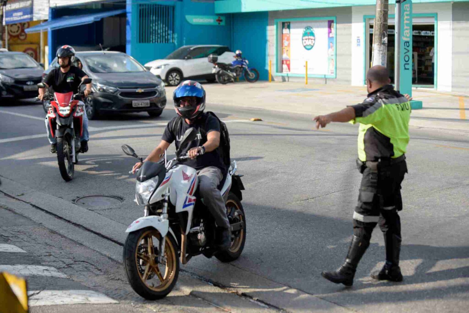 O que acontece se andar com a moto com IPVA atrasado? Lei atualizada em ...