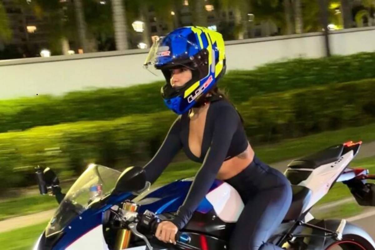 Juliette comete diversas infrações ao andar de moto, segundo Detran