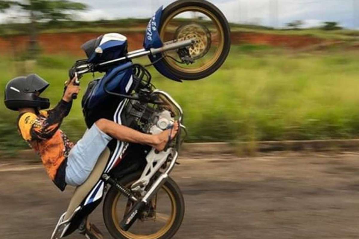 Manobra perigosa com moto pode gerar multa de quase R$ 6 mil