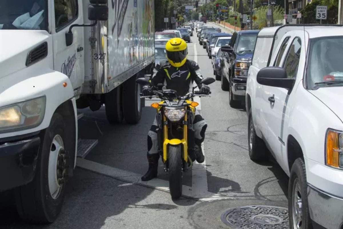 O que acontece se andar com a moto com IPVA atrasado? Lei atualizada em 2026