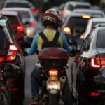 Motociclista andando no corredor