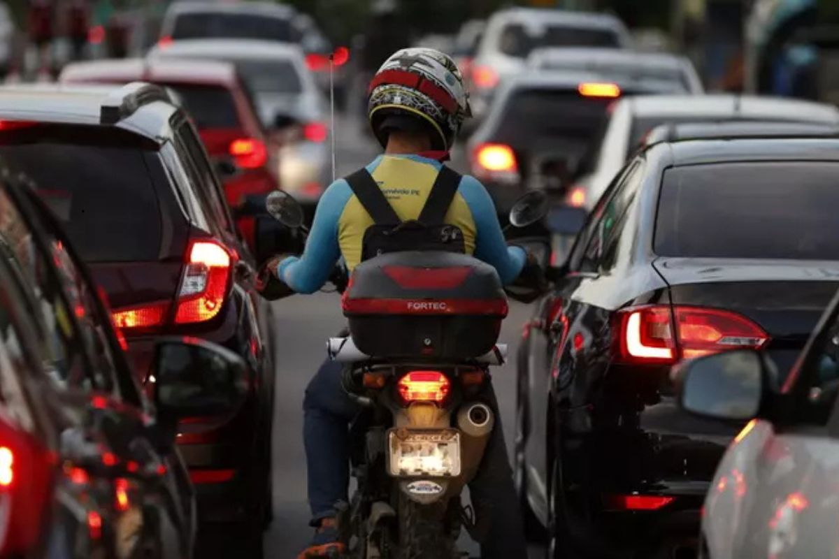 Motociclista andando no corredor