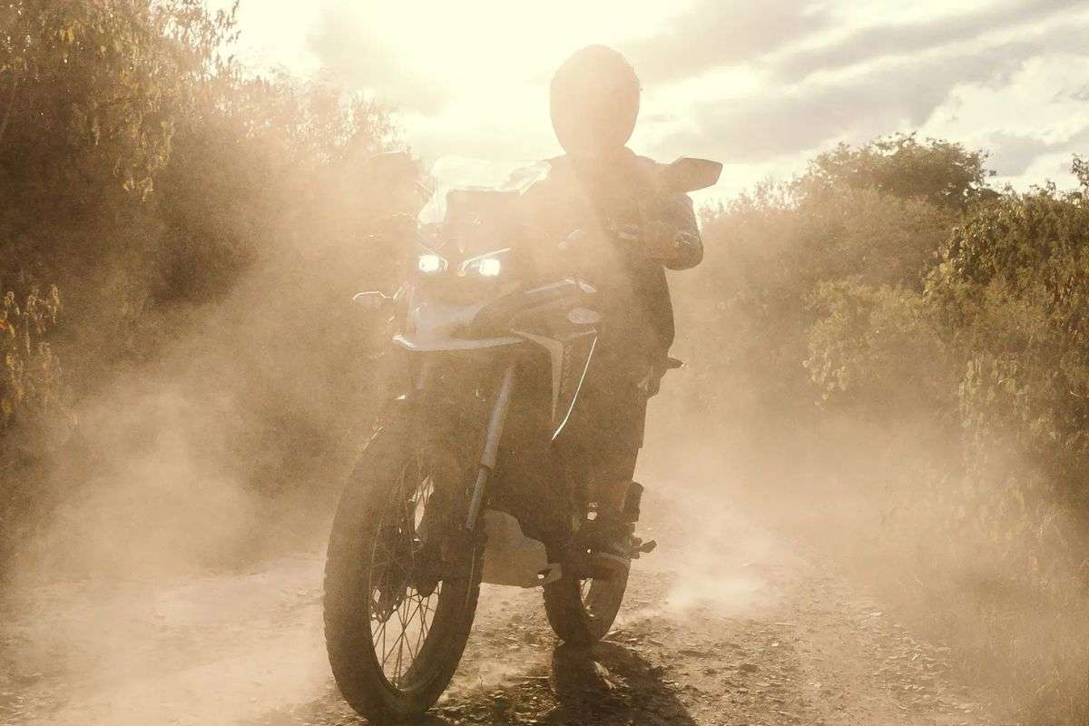 Moto para trilha e uso urbano tem 18 litros de tanque de combustível e desempenho robusto