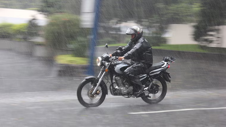Qual a melhor capa de chuva para motoqueiro? Veja 4 modelos para 2026