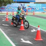 Candidato realizando exame de CNH para motos em nova pista autorizada