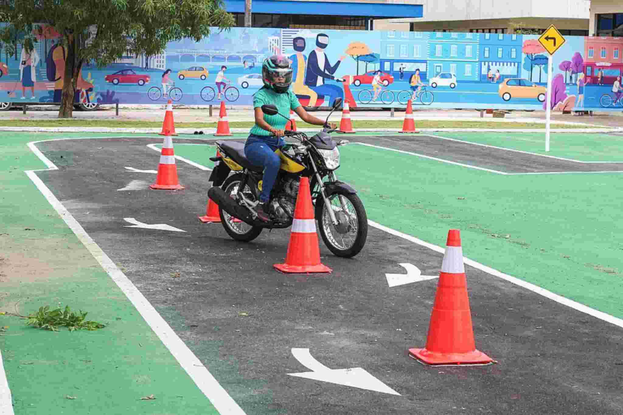 CNH para motos muda e reduz aulas práticas para apenas 2 horas