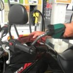 abastecendo a moto