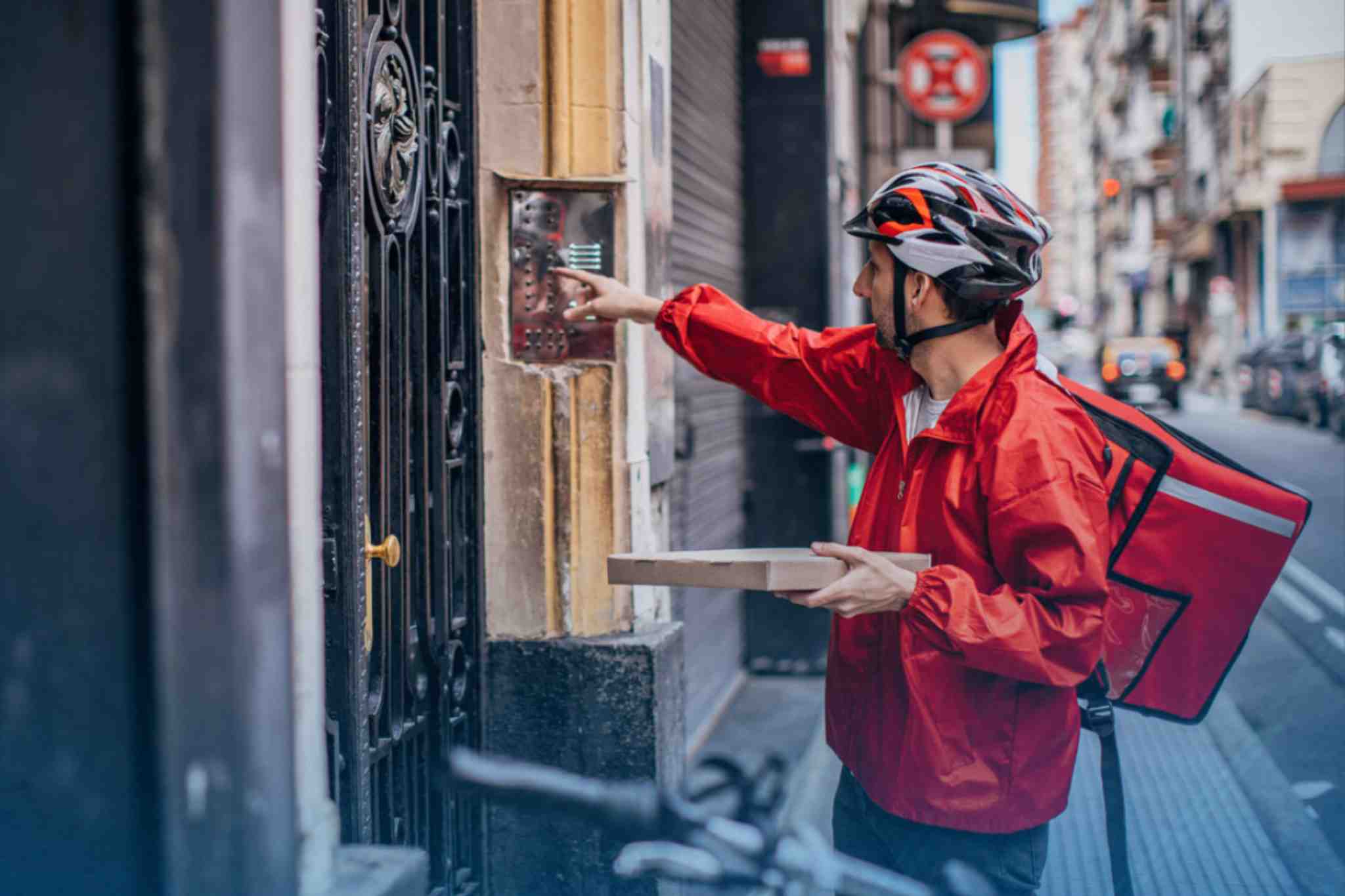 CEO do iFood explica: entregador tem ou não que subir até o apartamento?