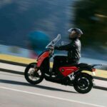 moto elétrica na rua