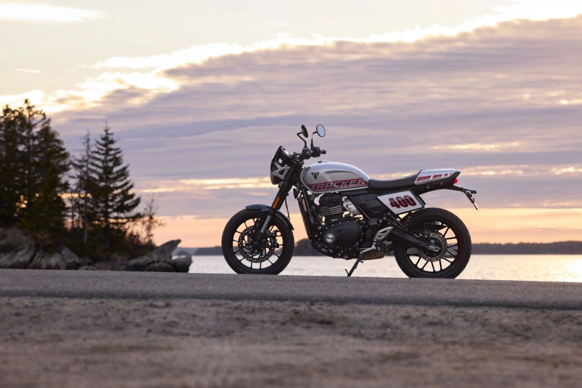 Triumph amplia linha 400 com Tracker de inspiração flat track
