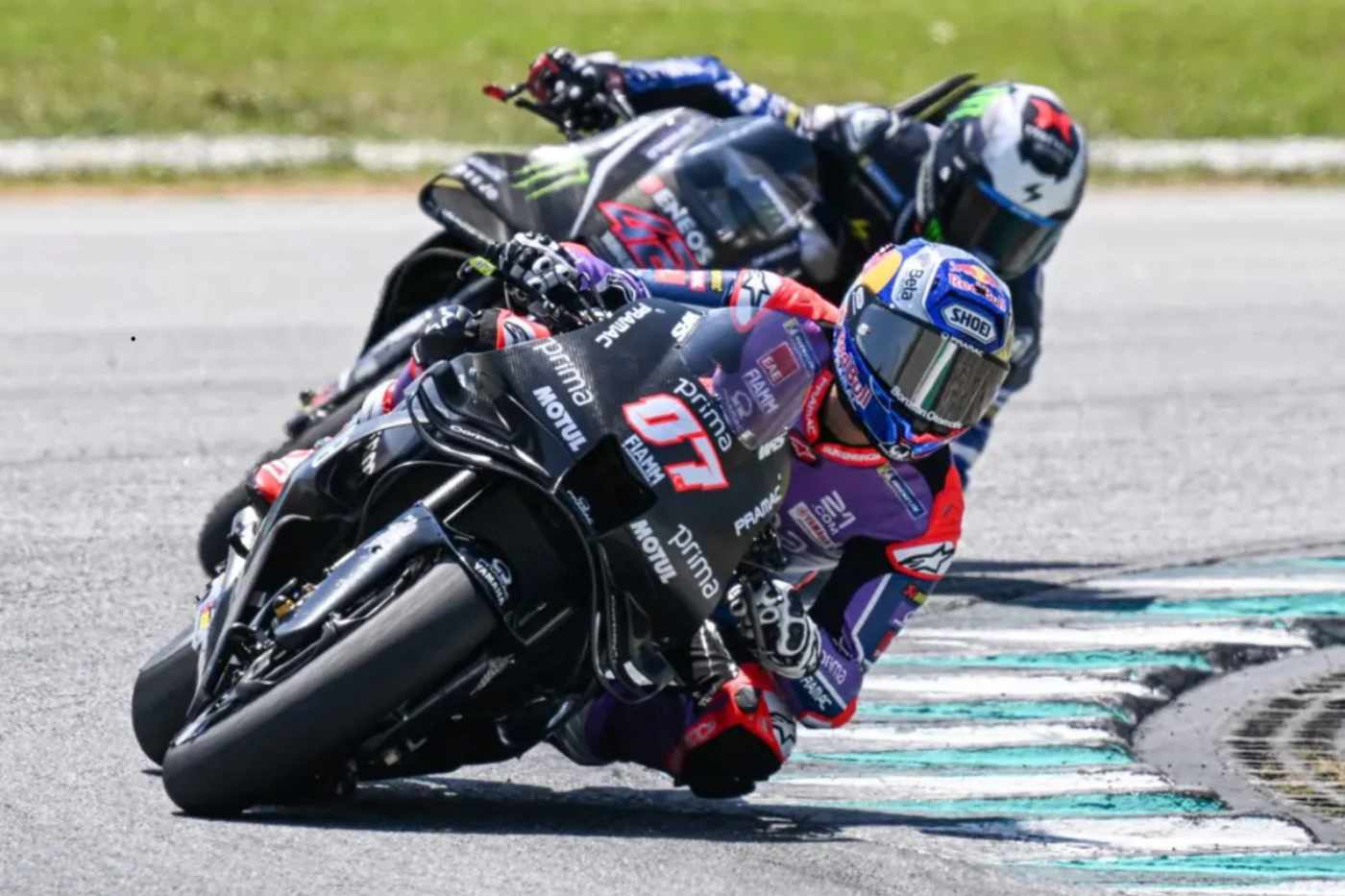 MotoGP 26 amplia imersão com entrevistas e mercado de pilotos