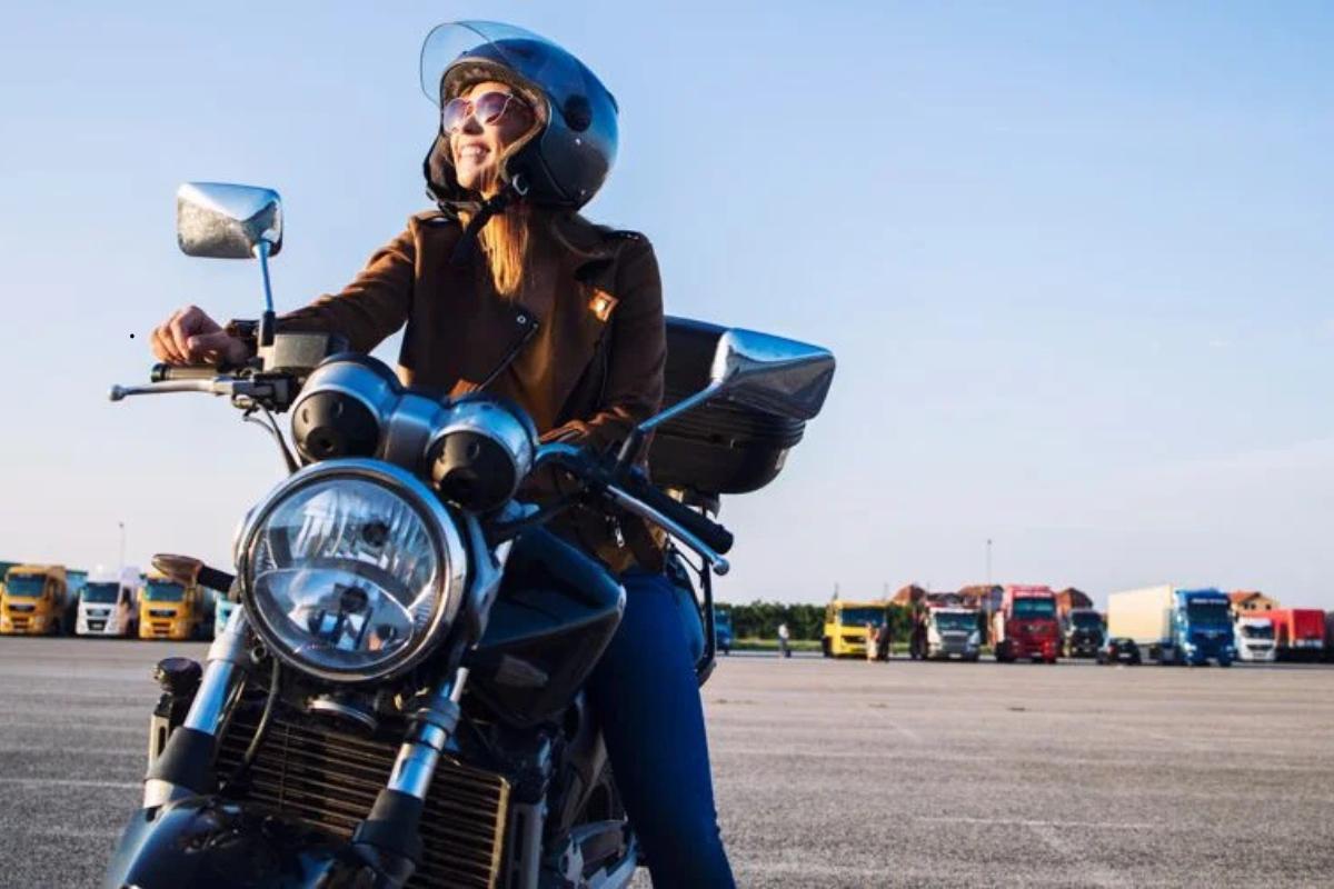 Mulheres ganham espaço nas motos e impulsionam mercado de seguros