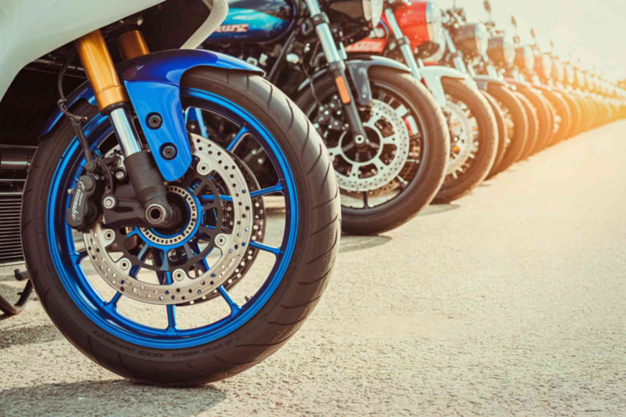 5 comportamentos que detonam os pneus da sua moto