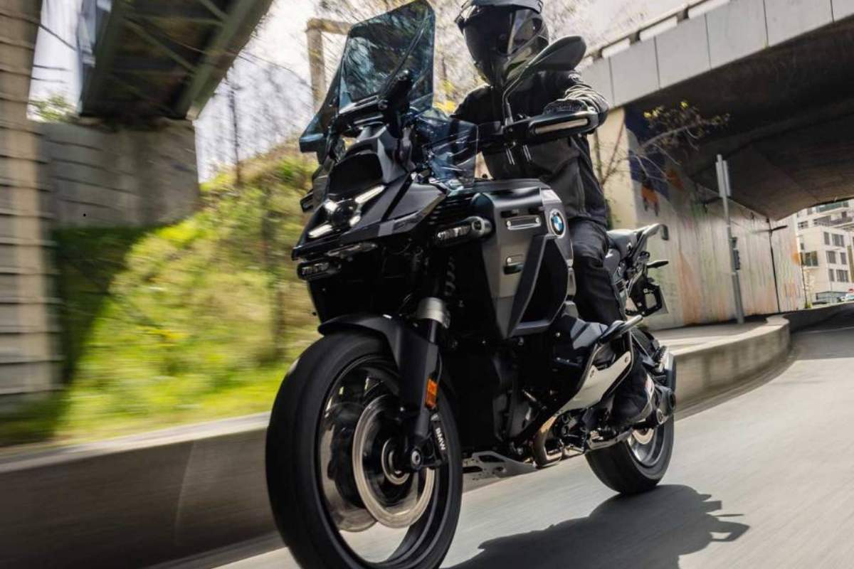 BMW apresenta R 1300 GS Dark Edition limitada e mais equipada