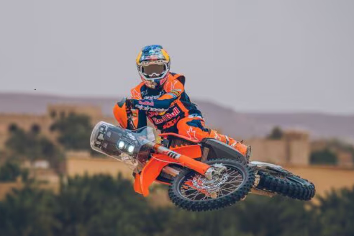 KTM 450 Rally Replica 2027 chega como réplica da campeã do Dakar