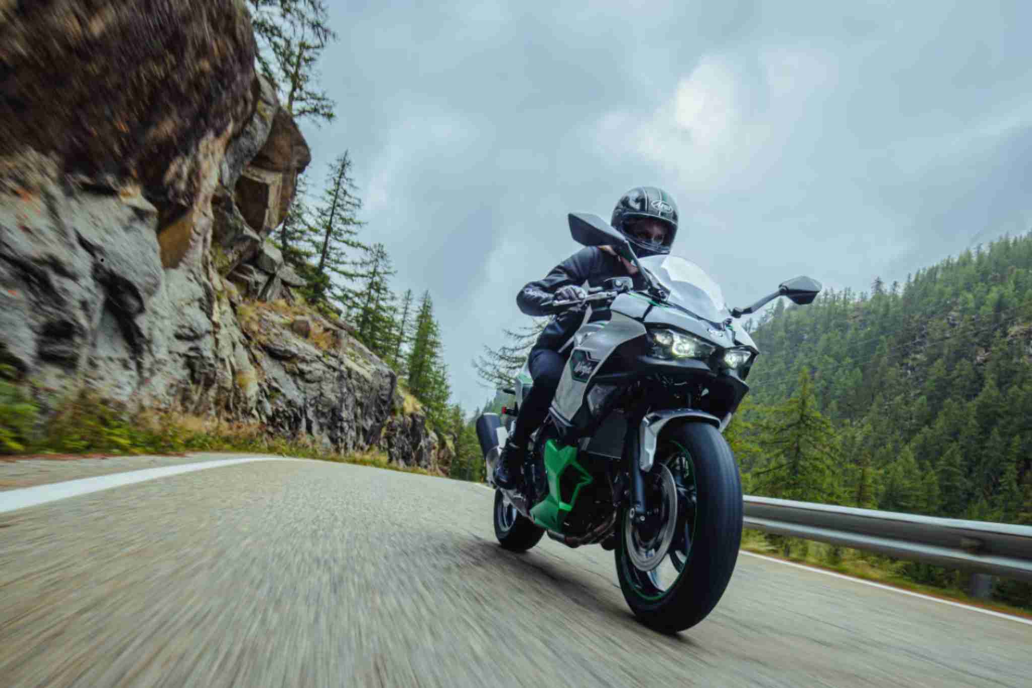 Kawasaki mexe nas híbridas e transforma Ninja 7 e Z7