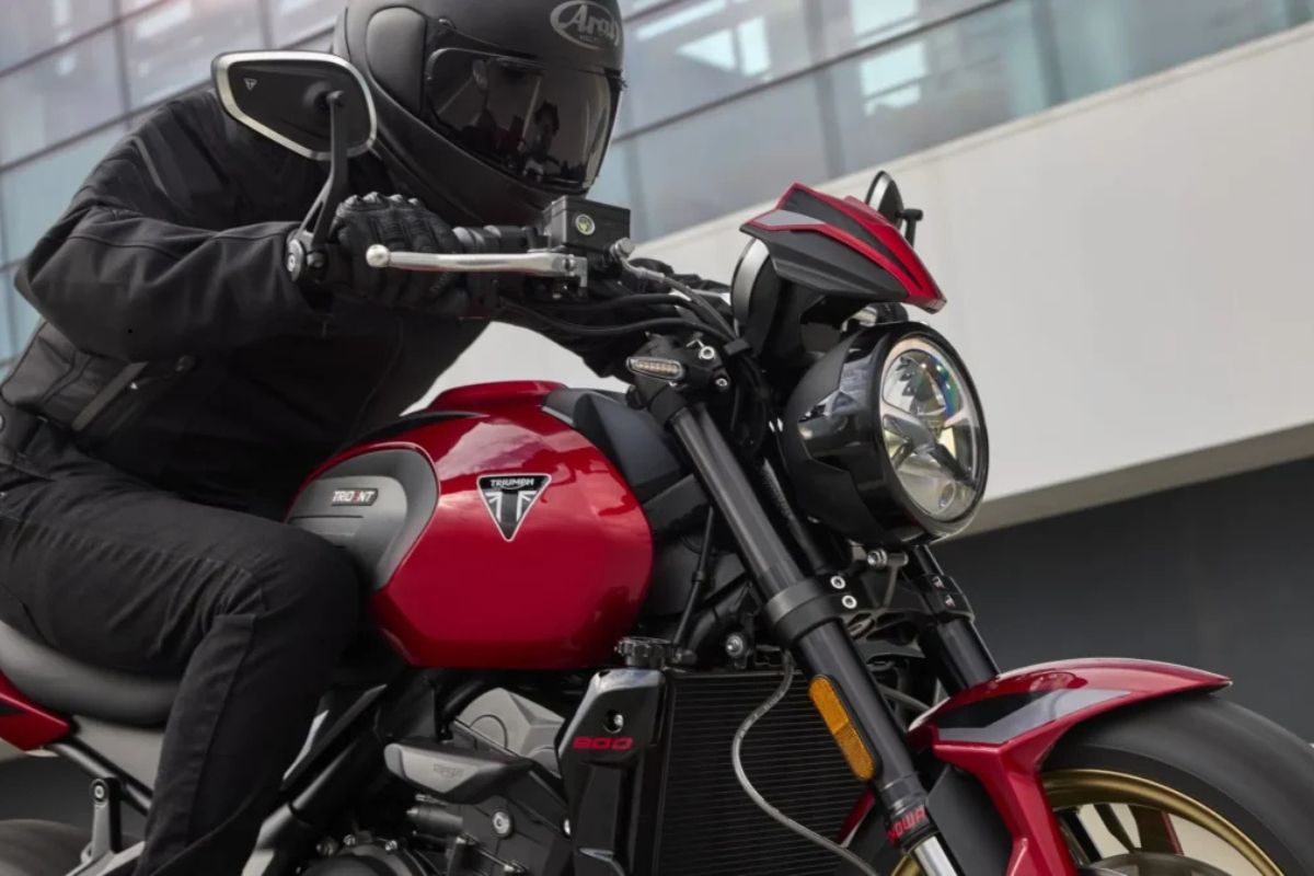 Trident 800 chega ao Brasil e Triumph reforça linha 660 com mais potência