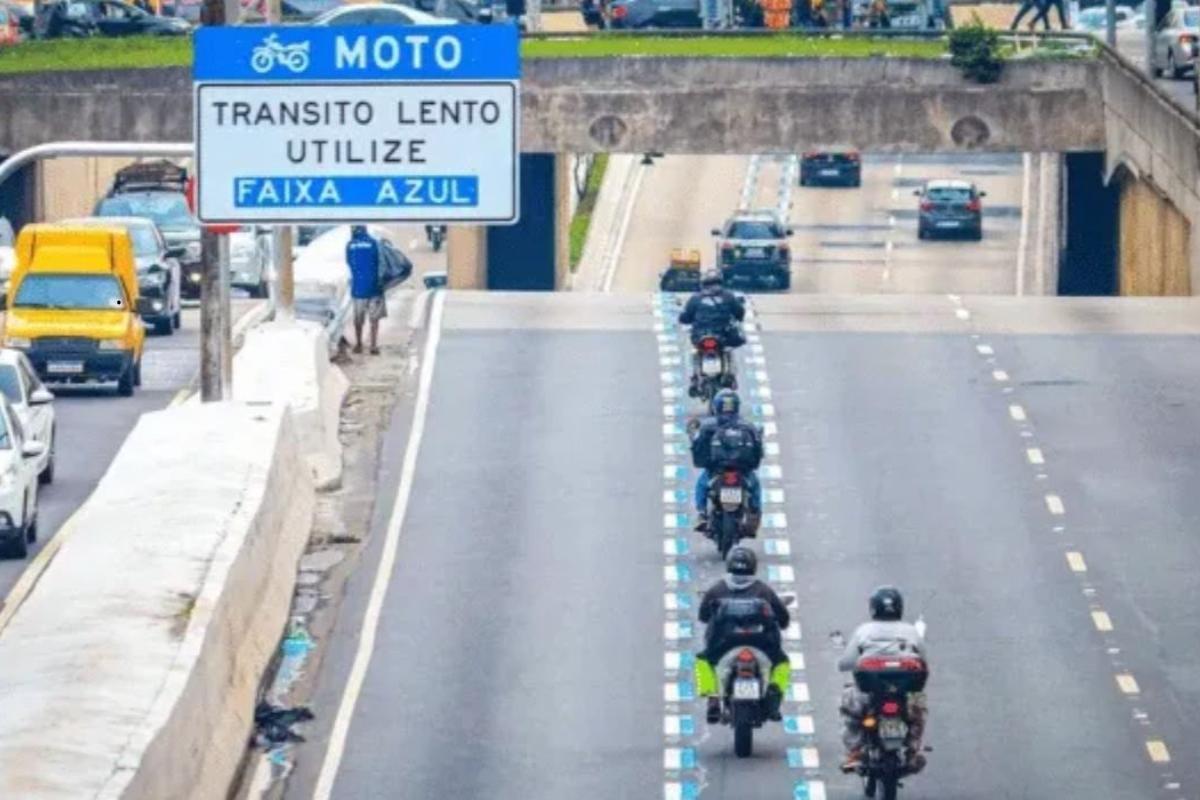 Faixa Azul avança: confira cidades brasileiras que já adotam faixa exclusiva para motos em 2026