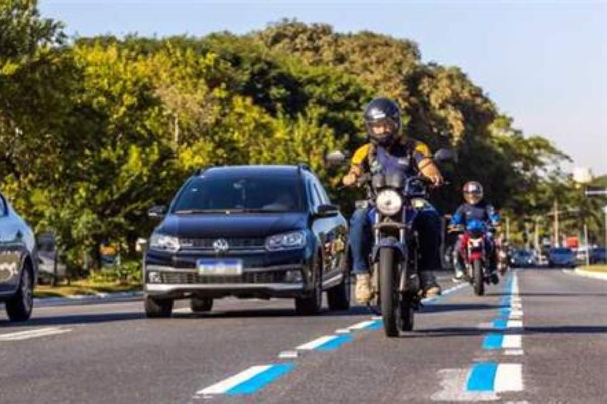 Faixa para motos ganha força e pode mudar o trânsito no Brasil