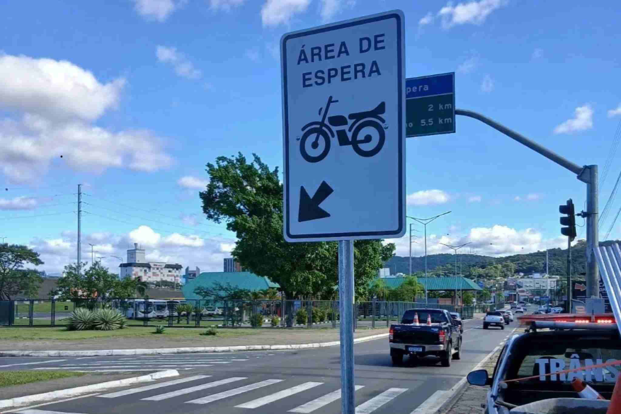 Motociclistas ganham espaço exclusivo nos semáforos em Criciúma