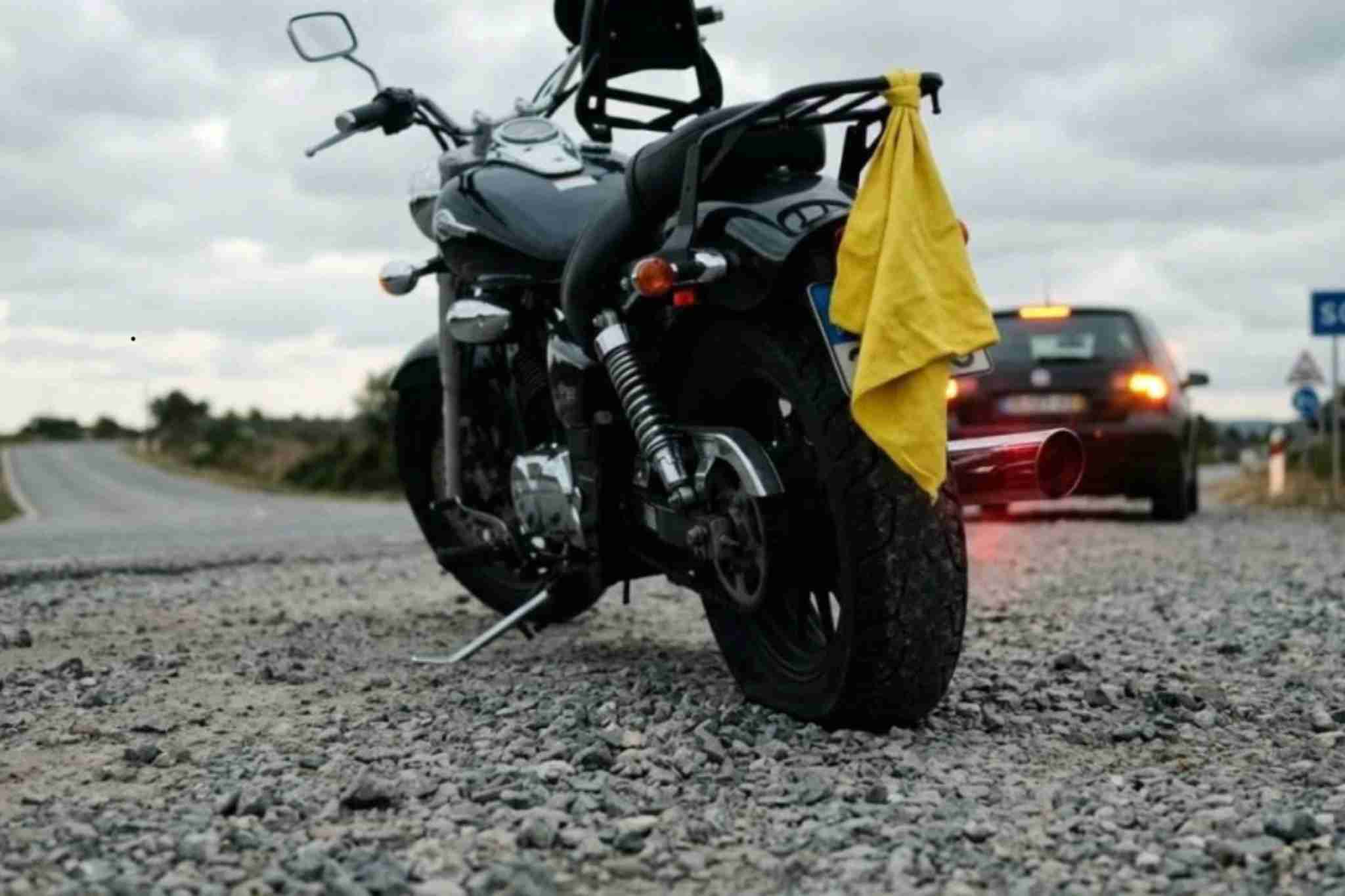 O que significa um pano amarelo pendurado em uma moto parada no acostamento da rodovia?