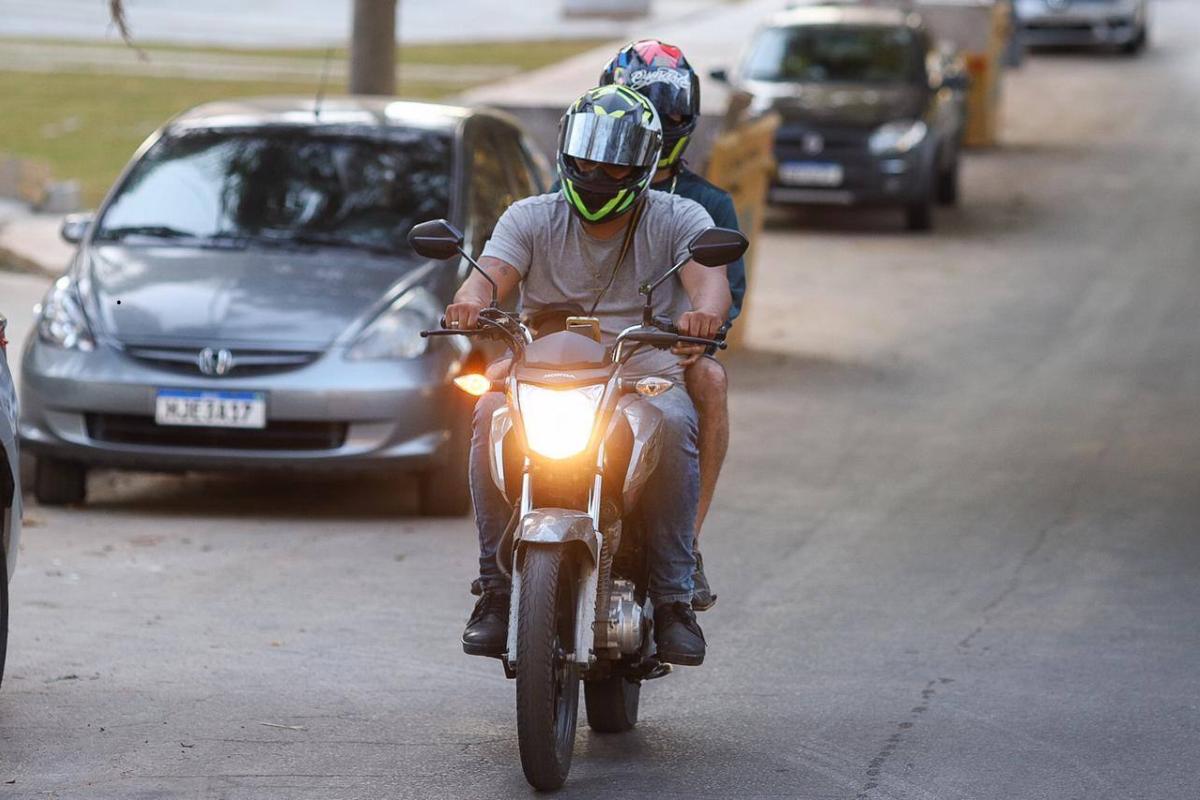 Motos com duas pessoas podem gerar multa de R$ 2,1 mil em algumas cidades